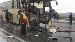 اتوبوس اسکانیا واژگون شد، 40 نفر زخمی شدند/ 6 کشته و 52 مجروح در 7 تصادف