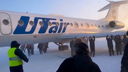 مسافران روس مجبور شدند هواپیمای یخ زده یشان را هل بدهند