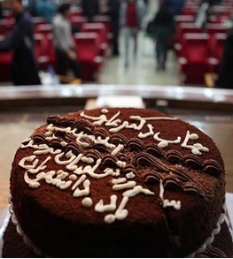 جشن تولد محمدرضا عارف توسط دانشجویان دانشگاه آزاد