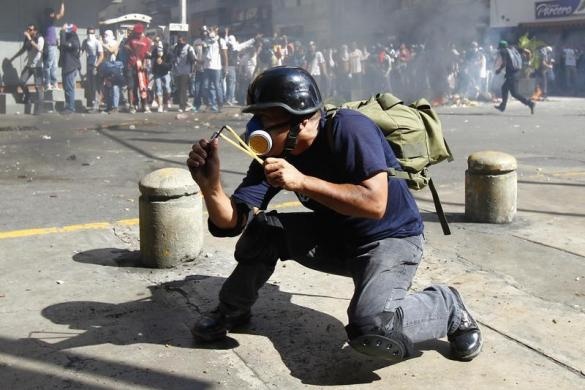 تصاویری از درگیری‌های مرگبار پلیس ونزوئلا با مخالفان مادورو