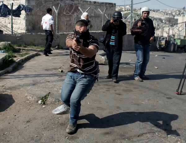 وقتی مامور امنیتی اسرائیل عکاسان خبری را هدف می گیرد