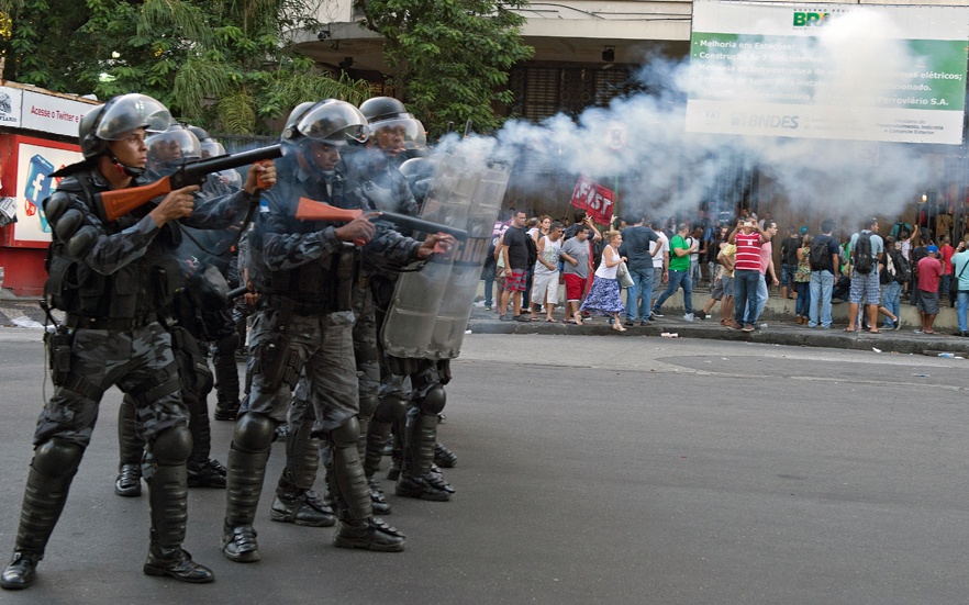 تصاویری از درگیری معترضان با پلیس برزیل