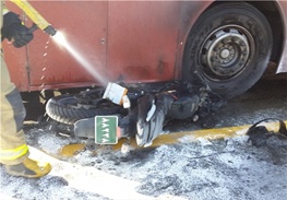 راننده پیکان وانت در میان شعله های آتش سوخت/ 6 کشته و 14 مجروح در 10 تصادف