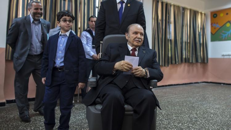 رئیس جمهور الجزایر با صندلی چرخ دار پای صندوق رأی رفت