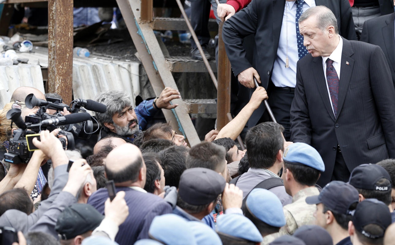 تصاویری از بازدید نخست وزیر ترکیه از محل حادثه انفجار معدن ذغال سنگ