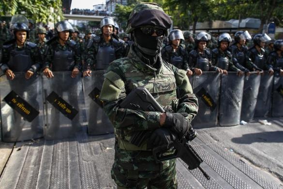 آخرین تصاویر از وضعیت تایلند/ وقوع 3 انفجار و تظاهرات هزاران نفری