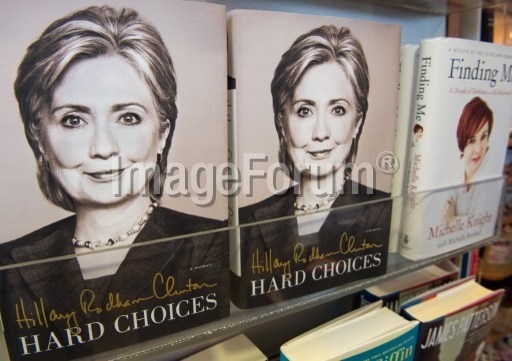 تصاویر هیلاری کلینتون در رونمایی از کتاب جدیدش با عنوان "انتخاب های دشوار"