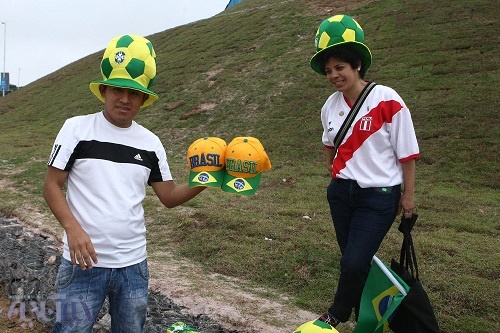 سائوپائولو یک روز قبل از افتتاحیه جام جهانی / معجزه رقص فوتبال استادیوم نیمه کاره را رنگ می کند!