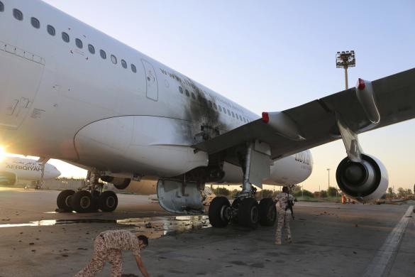 تصاویری از حمله به فرودگاه بین المللی طرابلس/ درخواست لیبی از جامعه جهانی