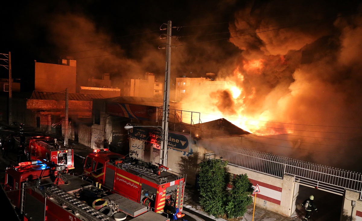 تصاویری از آتش سوزی مهیب در انبار کارخانه روغن موتور بهران