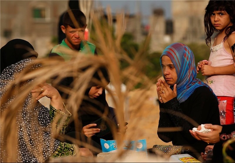 اهالی غزه عید فطر را بر مزار شهدا جشن گرفتند