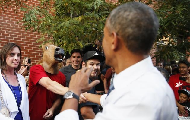 مردی با نقاب اسب به اوباما دست تاریخی داد!