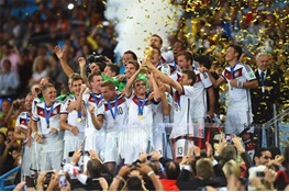 لحظه با شکوه بالا بردن کاپ جام جهانی