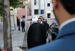 احمدی نژاد به افطاری مرکز اسناد انقلاب اسلامی رفت