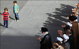 حضور دو آقازاده جلوتر از صف نماز عید فطر / احمدی نژاد کنار شریعتمداری