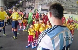 صف بچه های برزیلی برای دیدار با مسی