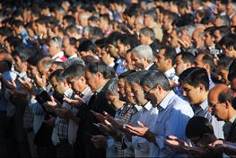 قرائت حدیث شریف کساء و نذر 14 میلیون صلوات برای شفای کامل مقام معظم رهبری در نماز جمعه
