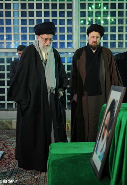 حضور مقام معظم رهبری بر مزار امام خمینی ، رهبر کبیر انقلاب اسلامی