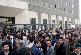 تجمع پذیرفته شدگان استخدام شرکت گاز در مقابل مجلس