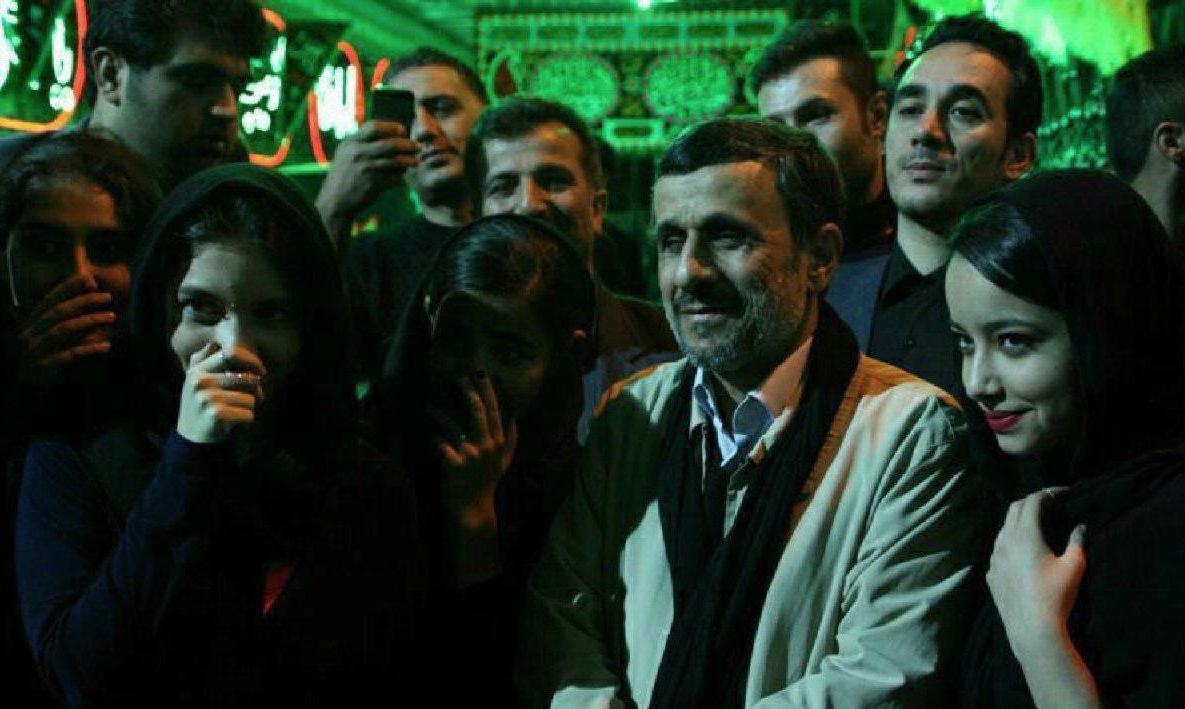 انتشار عکس‌های یادگاری مردم با احمدی نژاد در حاشیه مراسم عزاداری در فضای مجازی