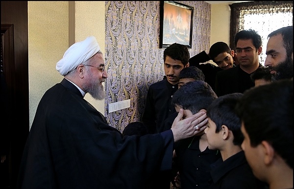 تصاویری از کودکان بهشت امام رضا (ع) گرداگرد رئیس جمهور در عزاداری تاسوعای حسینی