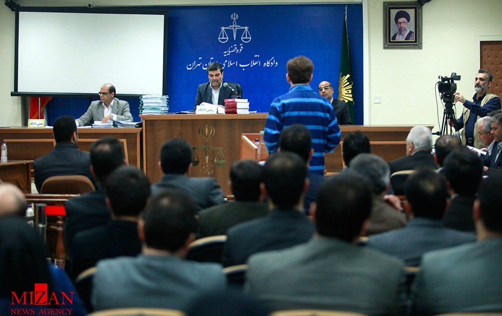 بابک زنجانی در دادگاه چهارم، مشغول دفاع دربرابر قاضی