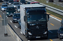 حرکت کامیون بدون راننده بنز در بزرگراه شلوغ آلمان