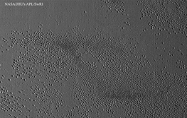 چاله‌های مرموز بر سطح پلوتو/عکس روز ناسا