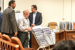 تصاویری از جابجایی پرونده در دادگاه بابک زنجانی با سبد چرخ دار