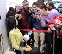 استقبال در نمایشگاه رباتیک پکن از اولین رباتی که در فیلم سینمایی بازی کرد