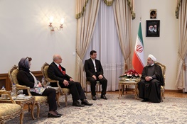 درخواست روحانی از سفرای خارجی: همکاری در مبارزه با تروریسم و گسترش روابط اقتصادی و گردشگری
