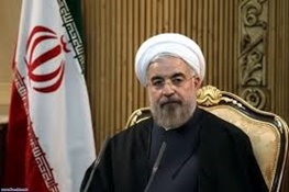 بازدید روحانی از یک بیمارستان قدیمی مشهد/ رئیس جمهور به بیماران گل هدیه داد