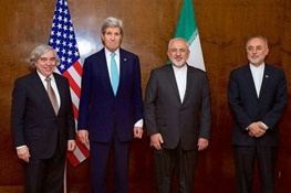 حاشیه های مذاکرات امروز ایران و آمریکا/ عکس یادگاری وزیر خارجه آمریکا با پرچم ایران