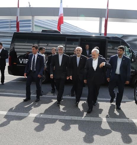 تصاویری از ورود محمد جواد ظریف به محل مذاکرات