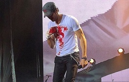 انریکو با پیراهنی خون‌آلود در کنسرت/ خواننده پاپ در مکزیک زخمی شد