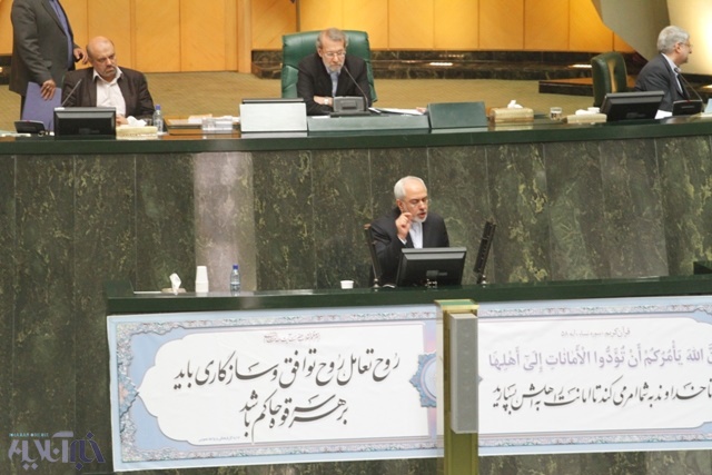 تصاویر ظریف و صالحی در حلقه نمایندگان مجلس