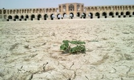 محاصره یک شهر توسط خشکسالی، آلودگی هوا و گرد و خاک/ اصفهان در خطر نابودی؟