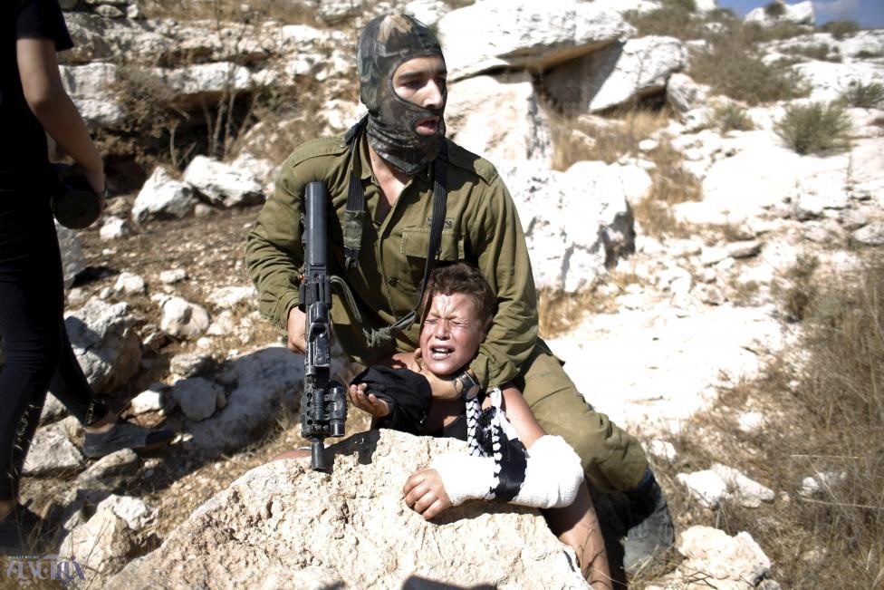 وقتی زنان، کودک فلسطینی را از چنگ نظامی صهونیست نجات می‌دهند