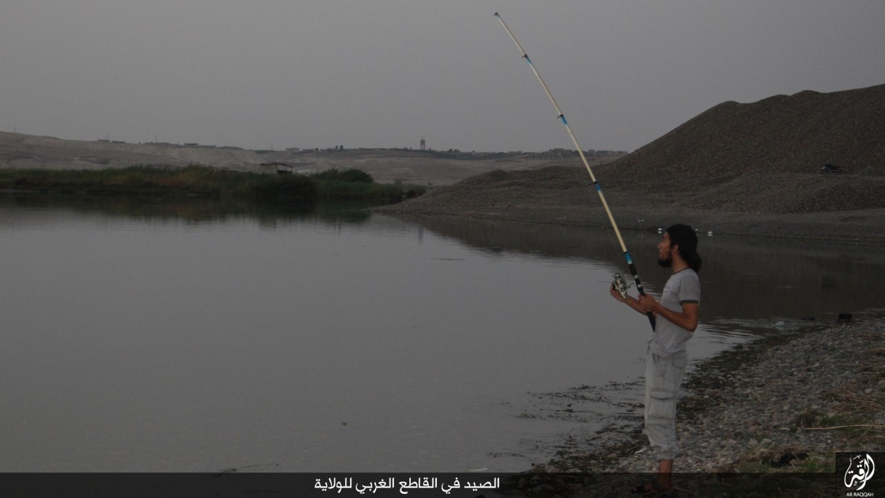 ماهیگیری داعشی‌ها را در رقه ببینید