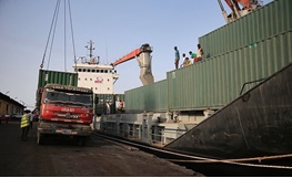 پهلو گیری بزرگترین کشتی کانتینری در بندر شهید رجایی بعد از 35 سال