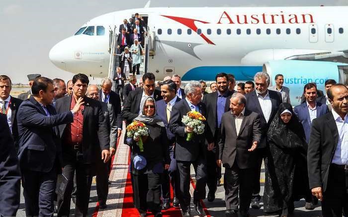 تصاویری از اصفهان گردی رئیس جمهور اتریش، همسرش و تیم همراه