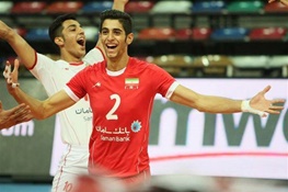برخورد ملی پوش والیبال ایران با تابلوهای تبلیغاتی