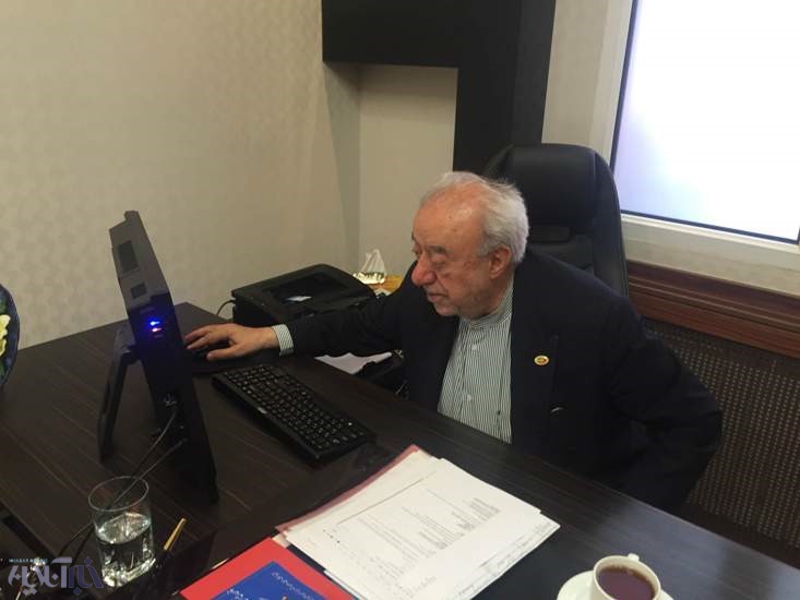 هفتمین ثروتمند ایرانی مشغول کار با کامپیوتر/تصاویری از بازرگان 82 ساله ایرانی