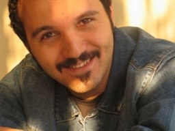 کامبیز دیرباز: نقشم در «پشت بام تهران» ضد قهرمان است 