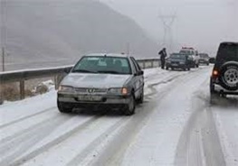 امداد رسانی در جاده های آذربایجان شرقی و مازندران/ رهاسازی 332 خودرو از برف