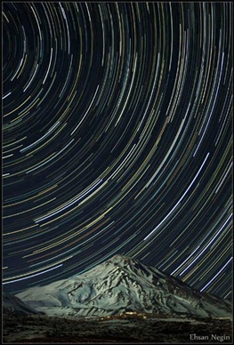 تصویر طلوع دب‌اکبر بر فراز کوه دماوند/ترکیب ۱۵۰۰ فریم عکس