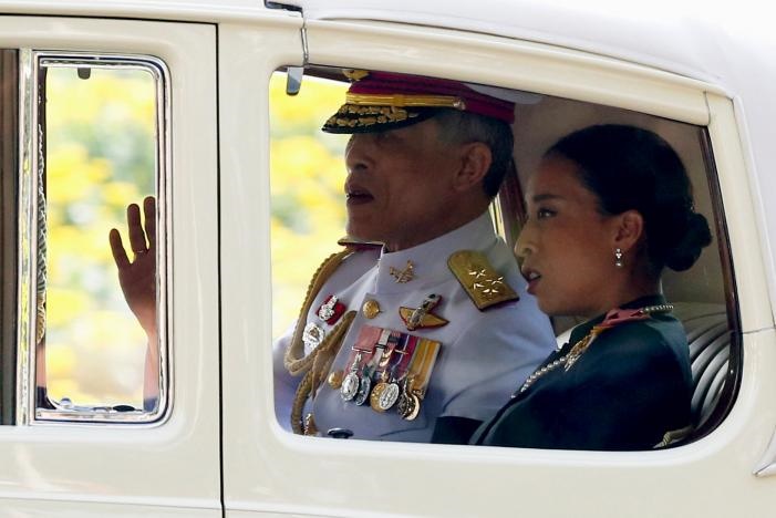 اتومبیلی که پادشاه جدید تایلند با آن به کاخ سلطنتی رفت