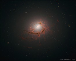 رشته‌های اطراف یک سیاهچاله/عکسی که تلسکوپ فضایی هابل گرفت