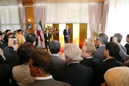 ظریف: سفارتخانه ها باید مامنی امن برای ایرانیان مقیم خارج از کشور باشد