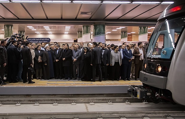 مترو سواری دکتر روحانی در مشهد